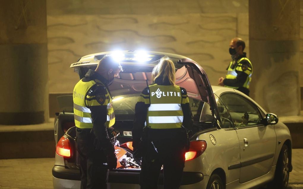 Politiecontrole op de A2 bij Hedel, waar de door drugscriminelen afgeperste fruithandel De Groot is gevestigd. beeld ANP, Bart Meesters