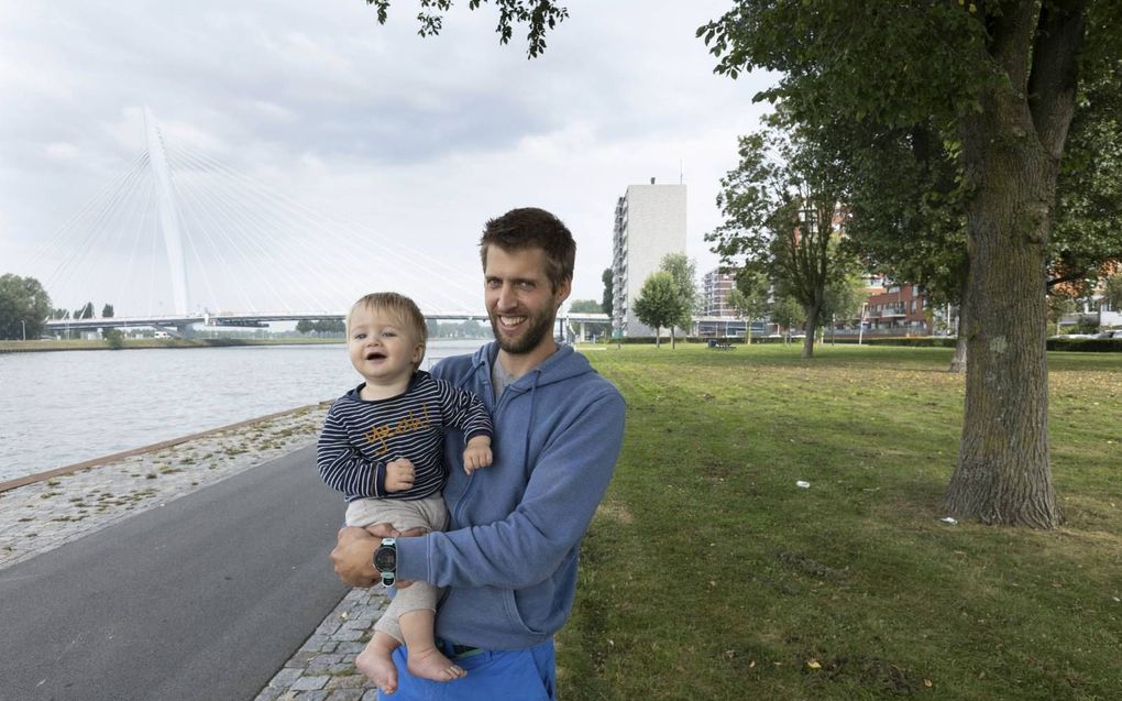 Anton van Wijk met zijn zoontje Jonas in Kanaleneiland: „In deze wijk, waar nog geen 5 procent christen is, ben ik blij als ik iemand tegenkom die waarde hecht aan het Evangelie.” beeld RD, Anton Dommerholt