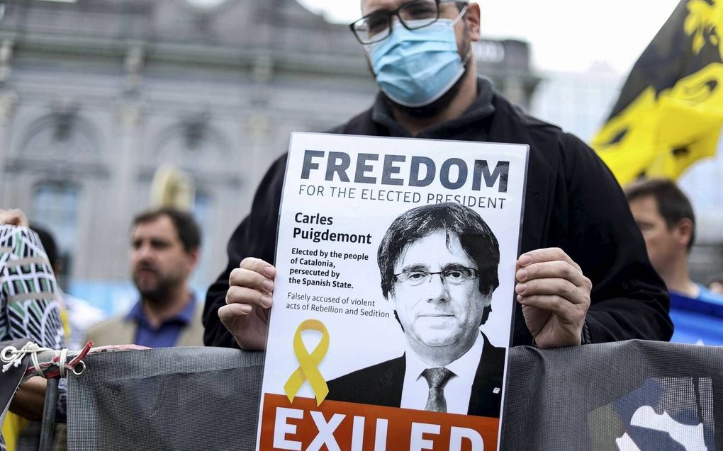 Demonstratie van aanhangers van de Catalaanse leider Carles Puigdemont vrijdag in Brussel. Ze uitten hun onvrede over diens arrestatie op Sardinië. beeld AFP, Kenzo Tribouillard