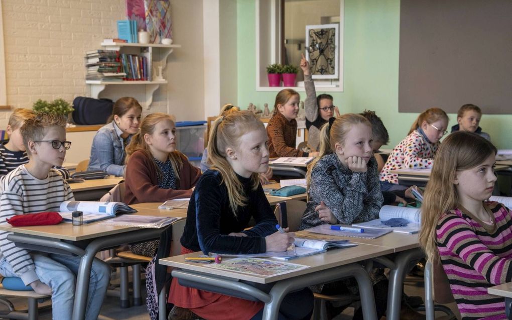 Met ”Stapstenen” willen dr. Van Doleweerd en dr. Kunz opvoeders richting geven voor de manier waarop ze hun godsdienstig vormingsonderwijs kunnen invullen. Foto: leerlingen van de Augustinusschool in Ermelo. beeld Bram van de Biezen