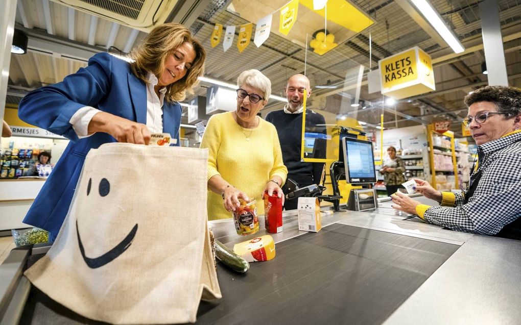 CCO Colette Cloosterman - van Eerd (l.) opent de kletskassa bij het Jumbo-filiaal in Udenhout. beeld ANP, Rob Engelaar