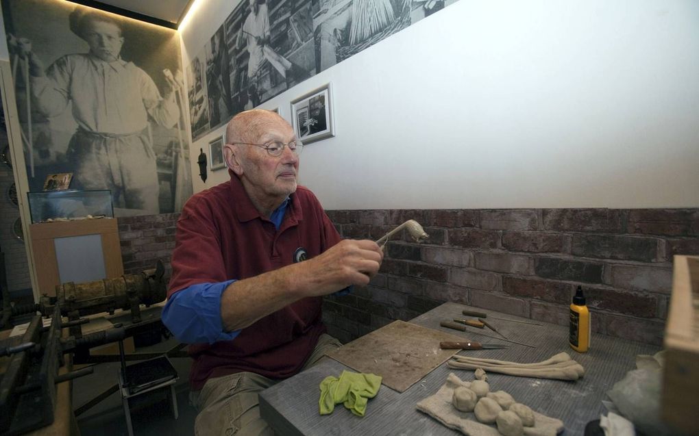 Dick van Maanen is een van de laatste pijpenmakers van Gouda. beeld Henk Bouwman