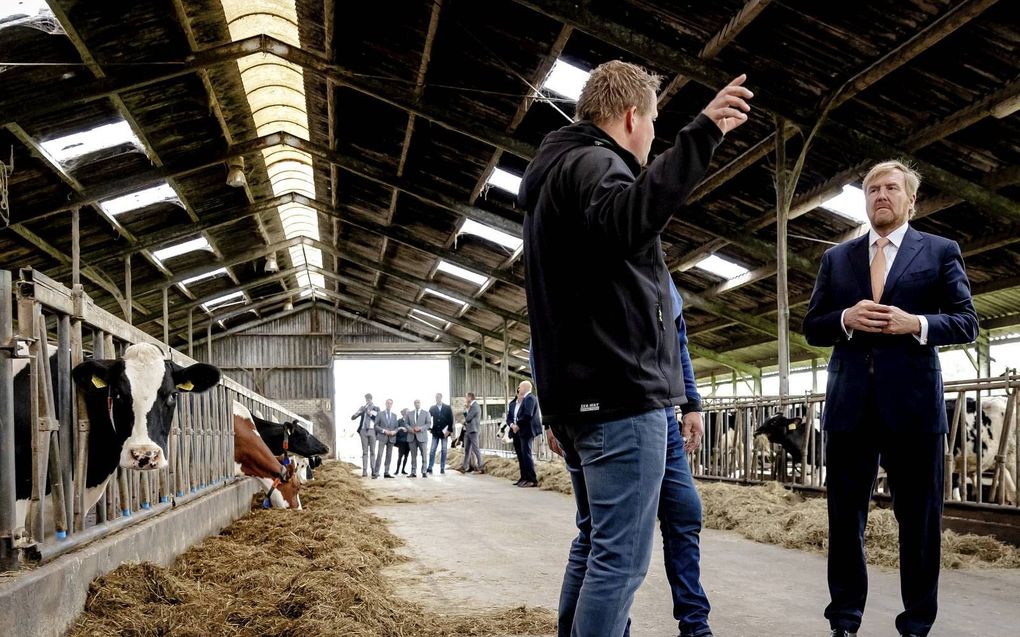 Koning Willem-Alexander tijdens zijn werkbezoek in Sint Jansklooster. beeld ANP, Robin van Lonkhuijsen