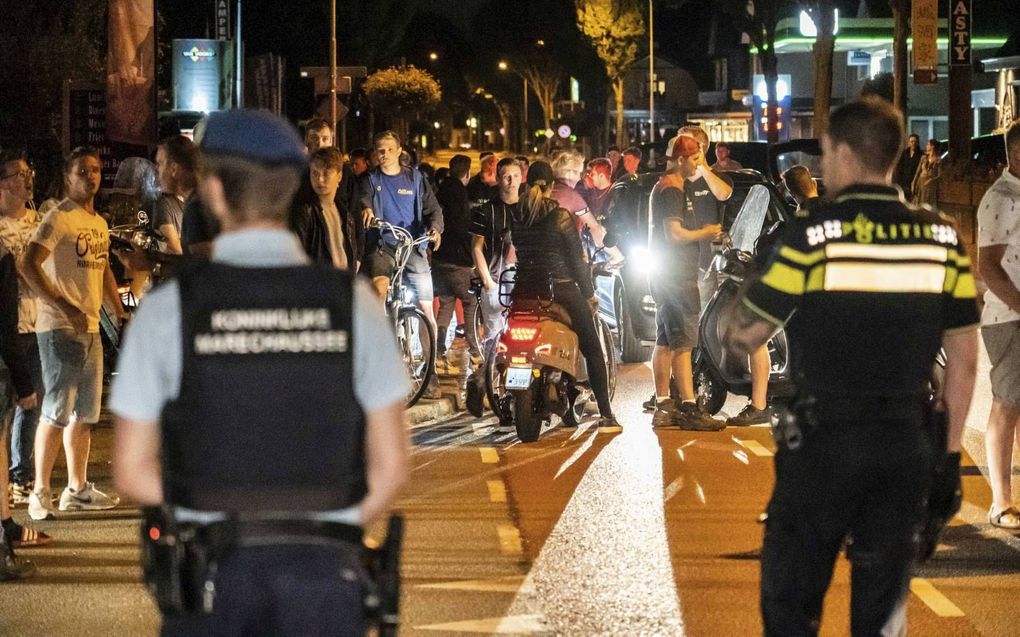 De politie grijpt in bij een protest tegen de komst van Afghaanse vluchtelingen in Harskamp. beeld ANP