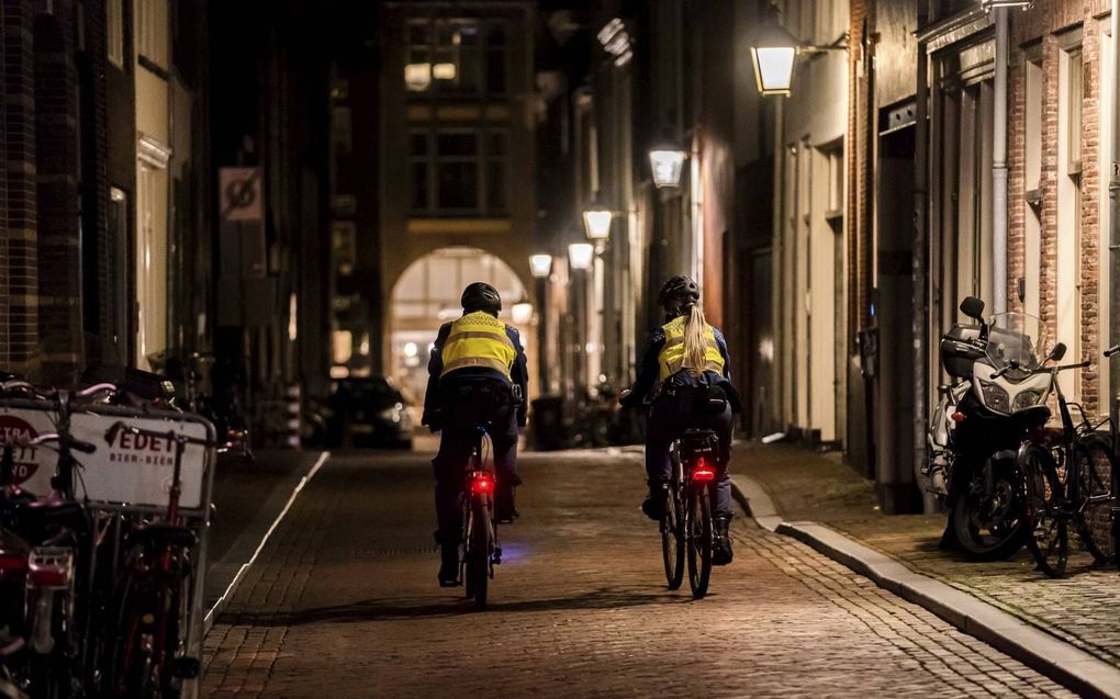 Handhavers fietsen door het centrum van Utrecht. De avondklok wint de prijs voor het meest controversiële advies tijdens de coronacrisis, vindt de Rotterdamse econoom prof. Peter van Bergeijk. beeld ANP, Jeroen Jumelet