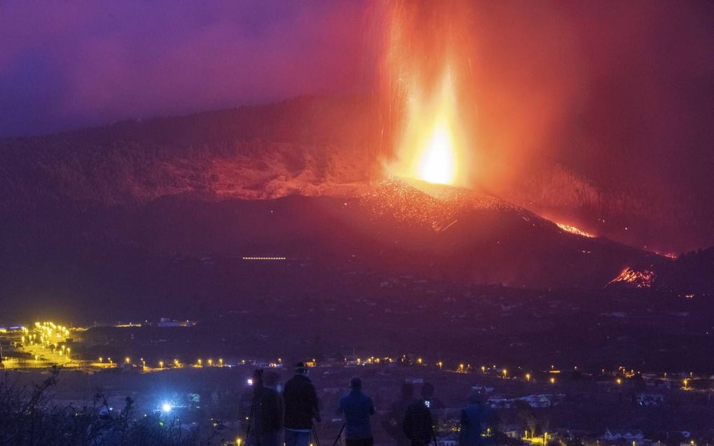 Aardbevingen hebben de slapende vulkaan wakker geschud. Sinds 19 september spuwt de berg vuur. beeld EPA, Carlos de Saa