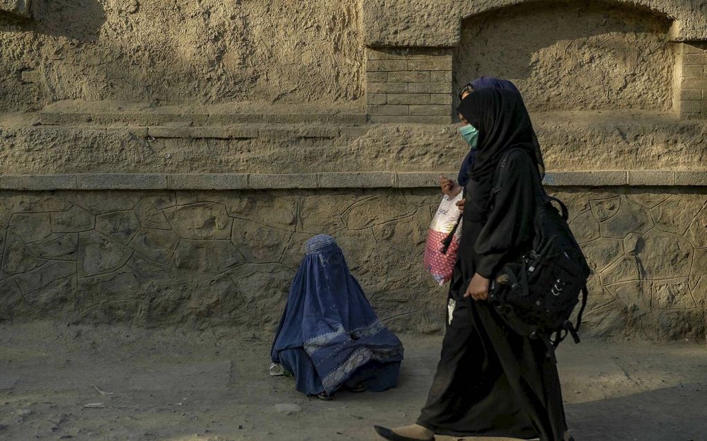 Een Afghaanse vrouw bedelt in Kabul. beeld AFP, Hoshang Hashimi