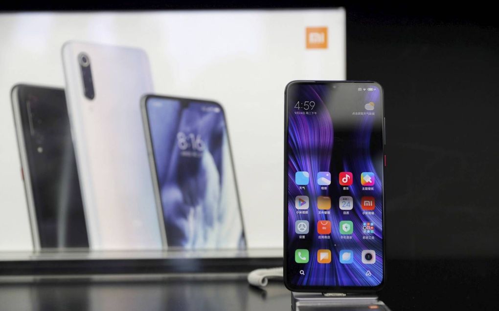 De diverse modellen van het Chinese merk Xiaomi, zoals deze Xiaomi Mi 9 Pro 5G, zien er op het eerste gezicht uit als doorsnee smarphones. beeld EPA, Wu Hong