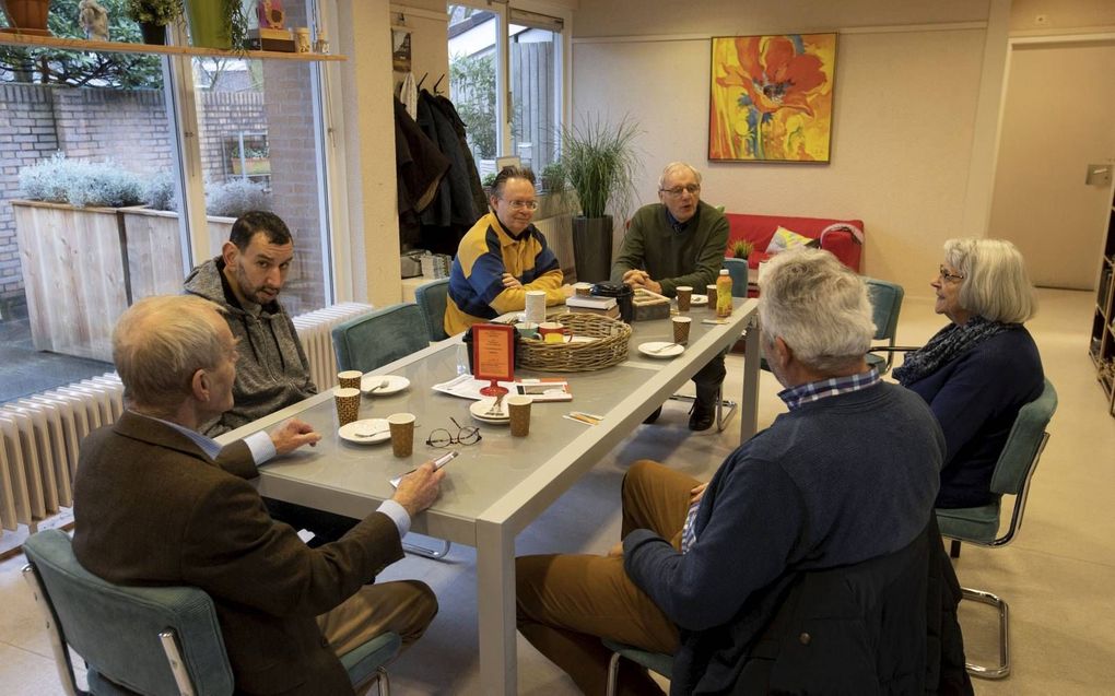 Sommige oudere vrijwilligers blijven uit vrees voor coronabesmetting weg bij een inloophuis. Foto: Inloophuis en Bijbelcentrum ”Bij de Bron” in Alkmaar.   beeld RD, Anton Dommerholt