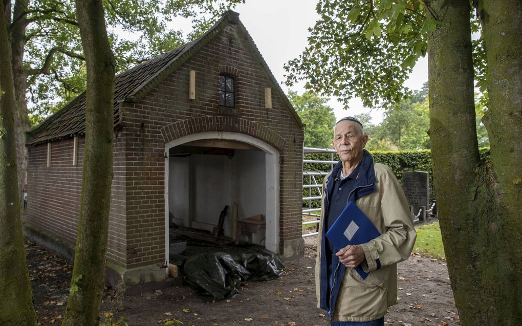 Jaap Krocké bij het metaheerhuisje op de begraafplaats. beeld Herman Stöver