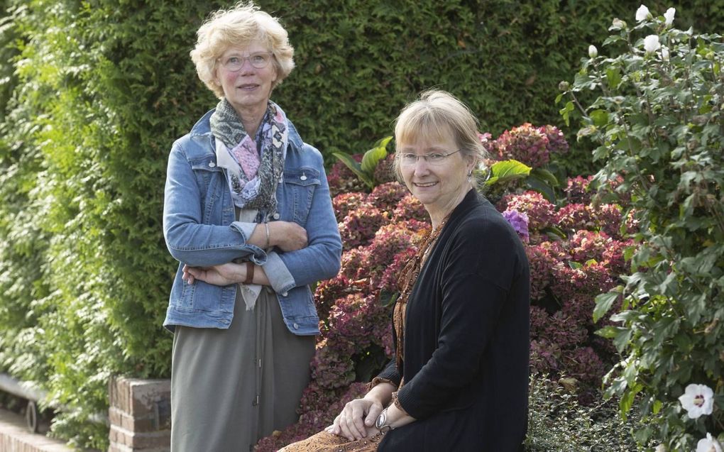 Marjan Rietveld (l.), stafmedewerker van het eerste uur bij Op weg met de ander, en Jenneke Wolvers, die op dit moment stafmedewerker is. beeld RD, Anton Dommerholt