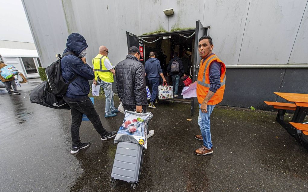 Aankomst van Afghaanse vluchtelingen bij de Zeelandhallen in Goes. Inmiddels zit de noodopvang vol en is de overheid op zoek naar nieuwe locaties. beeld ANP, Jonas Roosens