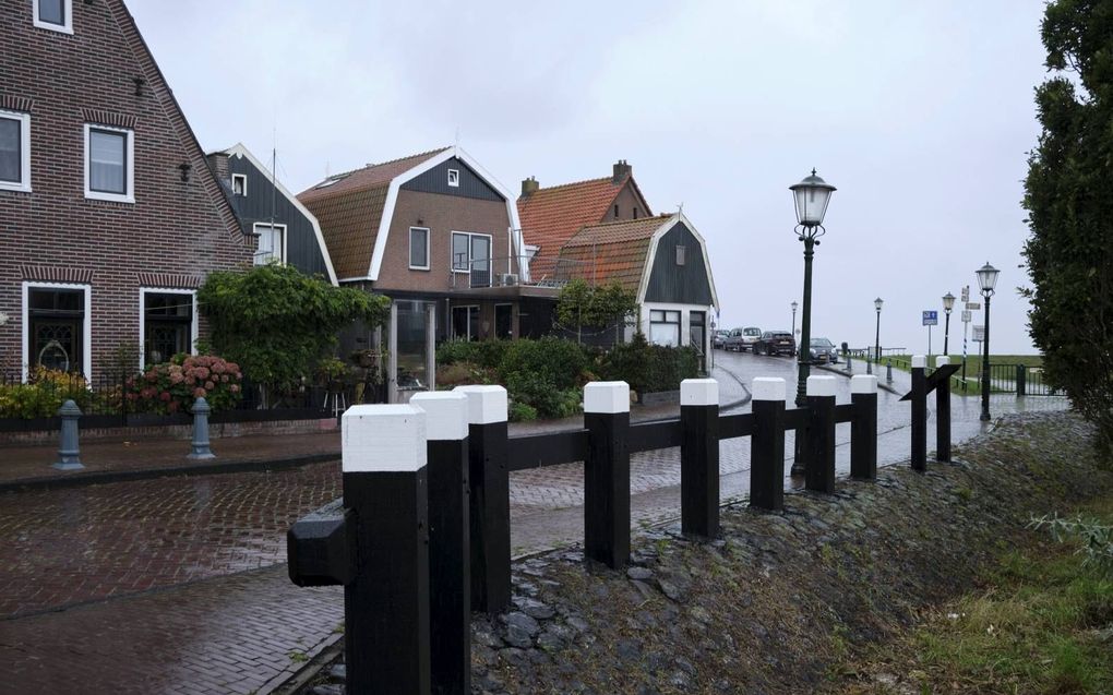 Fietsers en wandelaars kunnen het Rondje eiland Urk doen door de paalschermen te volgen. beeld Dick Vos