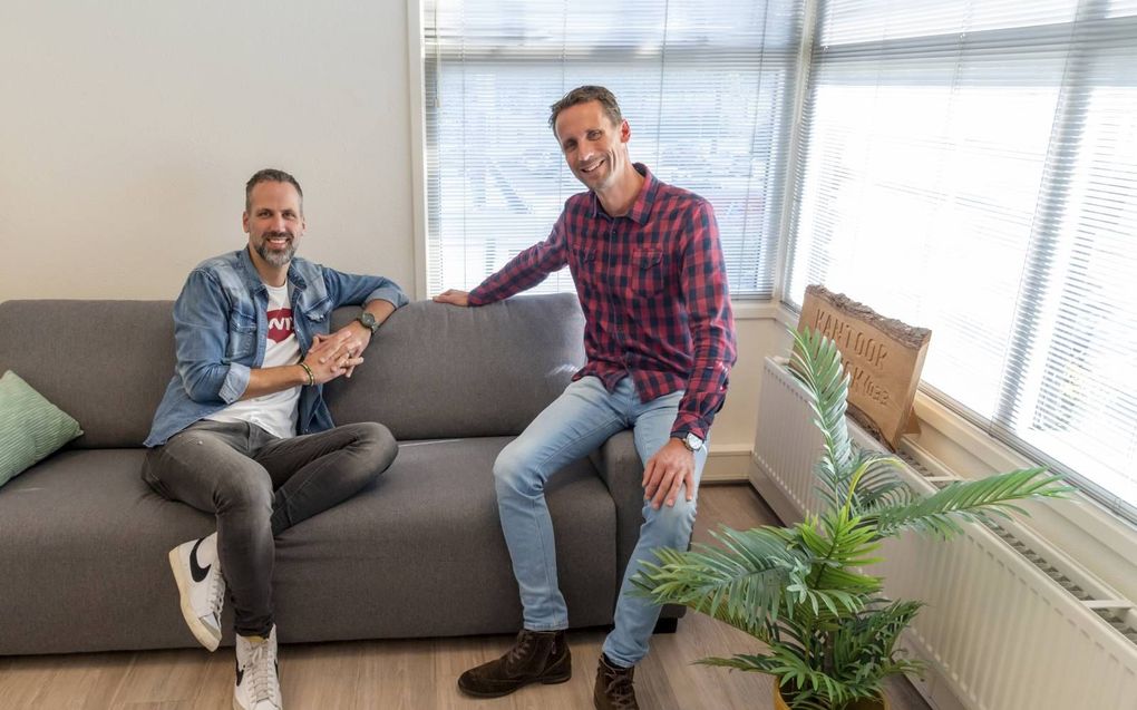 Voorgangers Arjen ten Brinke (l.) en Johan Ravesloot van de evangelische gemeente Mozaiek. beeld RD, Anton Dommerholt