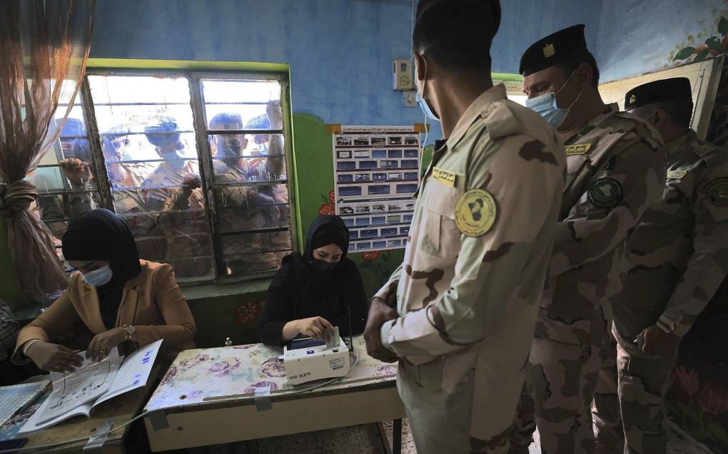 Iraakse militairen zagen vrijdag toe bij vervroegd stemmen in Bagdad. Zondag volgt de rest van de stemgerechtigden beeld AFP, Ahmad al-Ruabaye