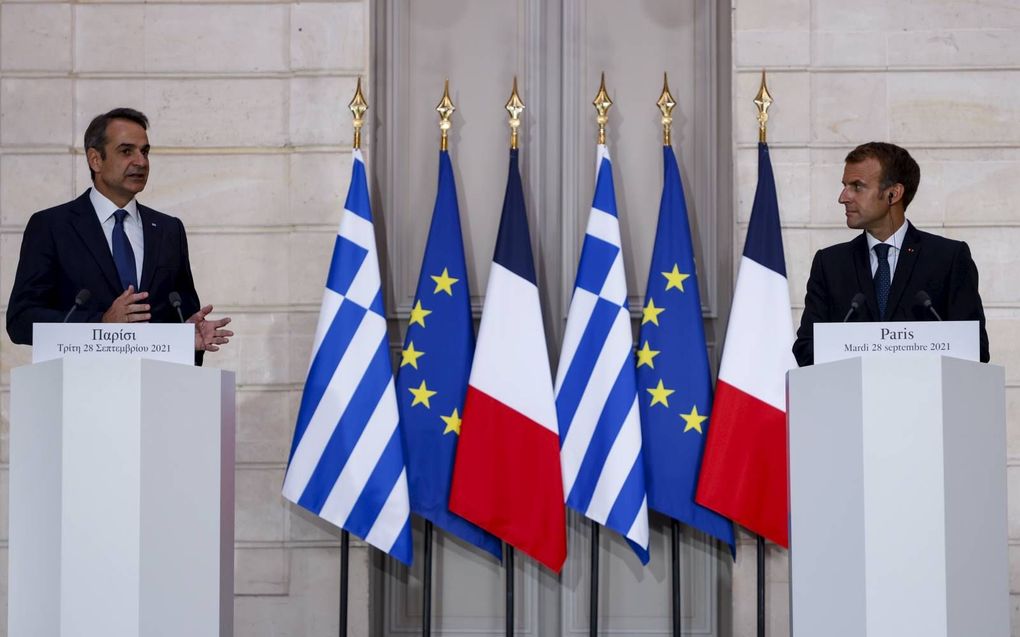 De Griekse premier Mitsotakis en de Franse president Macron. beeld EPA, Ludovic Marin