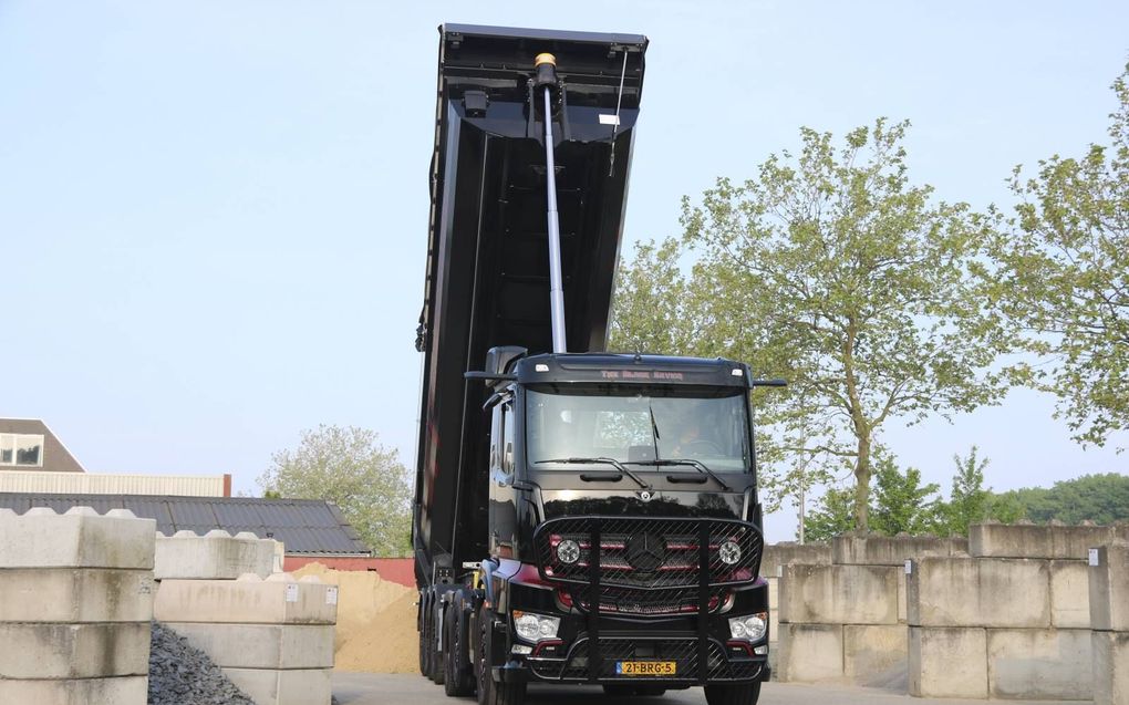 Wilco Kleinlangevelsloo lost 30 ton zand uit zijn kipper oplegger in Nijverdal. beeld Sjaak van de Groep