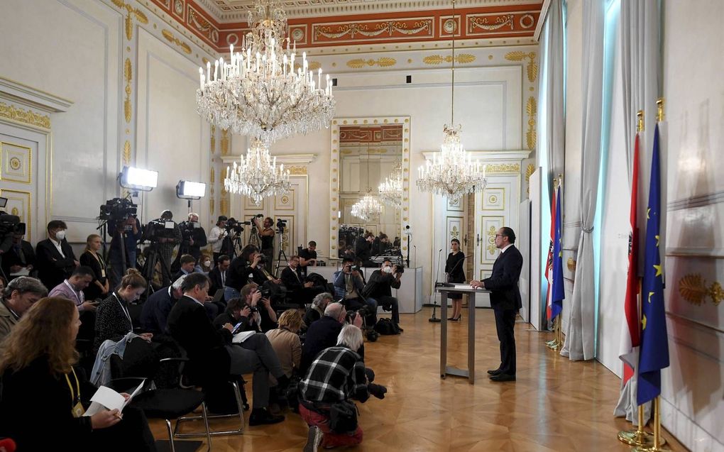 De nieuwe Oostenrijkse kanselier Alexander Schallenberg (r.), maandagmiddag tijdens een persconferentie in Wenen. beeld AFP, Joe Klamar