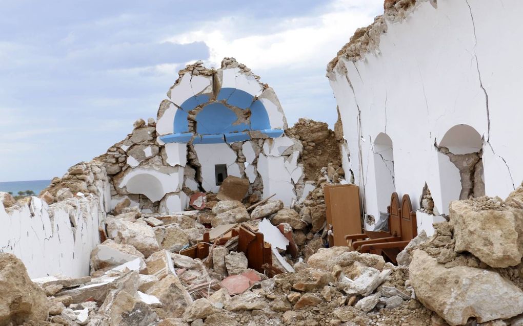 De kerk in Xerokampos op het Griekse eiland Kreta ligt in puin. Een aardbeving met de kracht van 6,3 op de schaal van Richter trof het eiland dinsdag. Twee weken geleden trof een aardbeving met een kracht van 5,8 Zakros, een dorp iets te noorden van Xerokampos. De twee bevingen lijken los van elkaar te staan, aldus een Griekse seismoloog. beeld EPA, Nikos Chaldkadakis