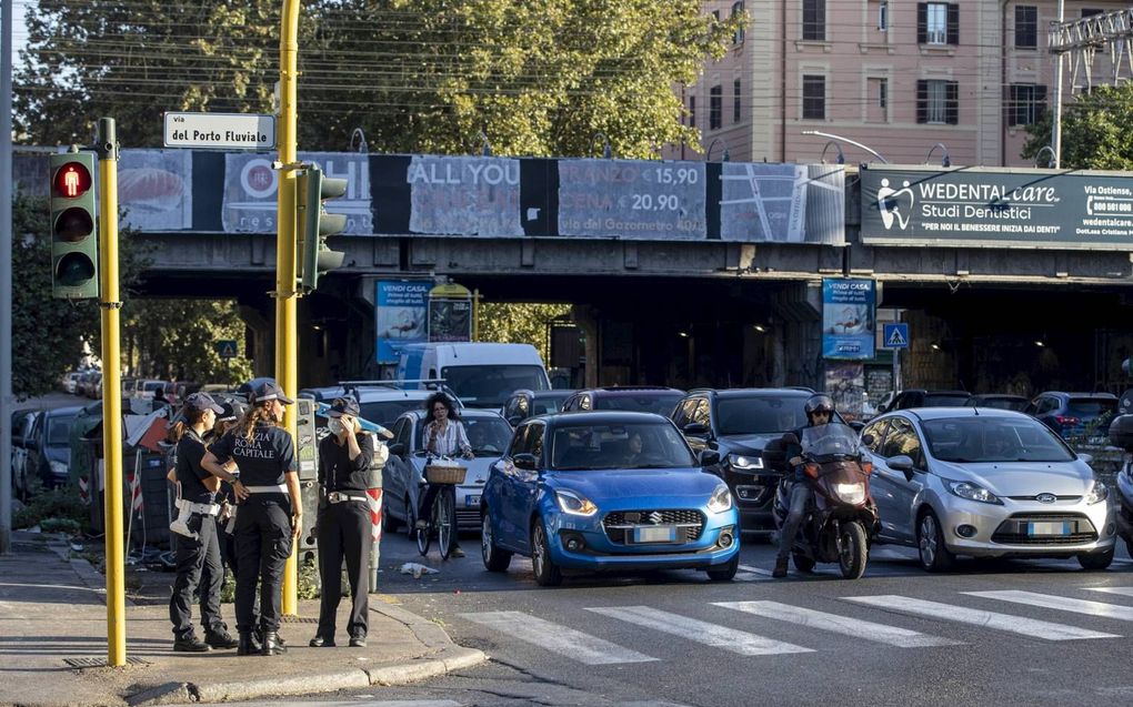 Veel Italiaanse automobilisten weten nog geen raad met fietsers op de weg, zoals hier in Rome. beeld EPA, Massimo Percos