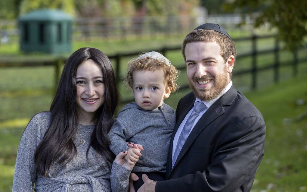 Chabadrabbijn Shneur en rebbetzin Mussi Shusterman-Stiefel met hun 2-jarig zoontje Tzvi. beeld Erik Kottier