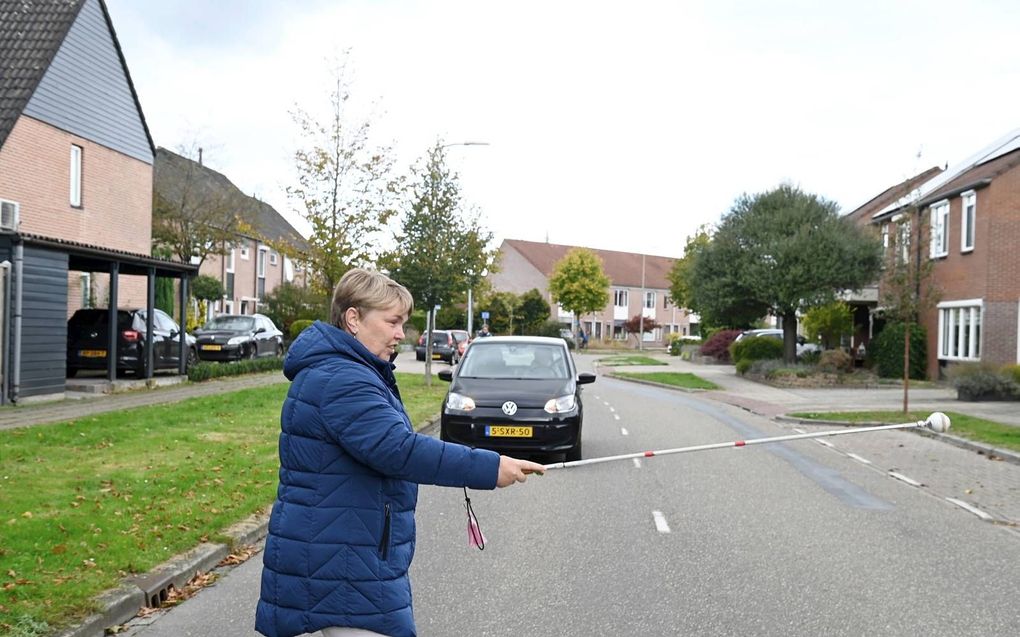 Ellen Zieleman met haar witte stok, beeld Frank Uijlenbroek