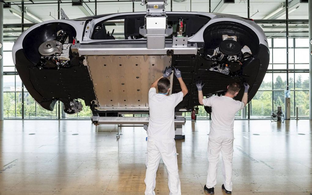 Werken aan de Volkswagen ID 3 elektrische auto in Dresden. beeld AFP, Jens Schlueter