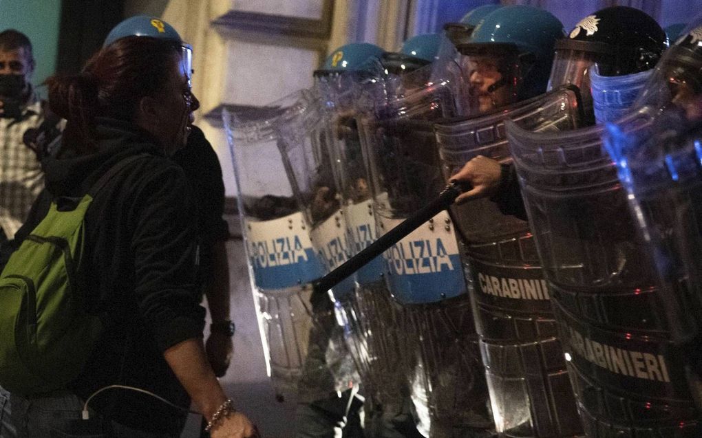 Vorige week zaterdag kwam het in Rome bij protesten tegen de coronapas tot botsingen tussen politie en demonstranten. beeld AFP, Tiziana Fabi