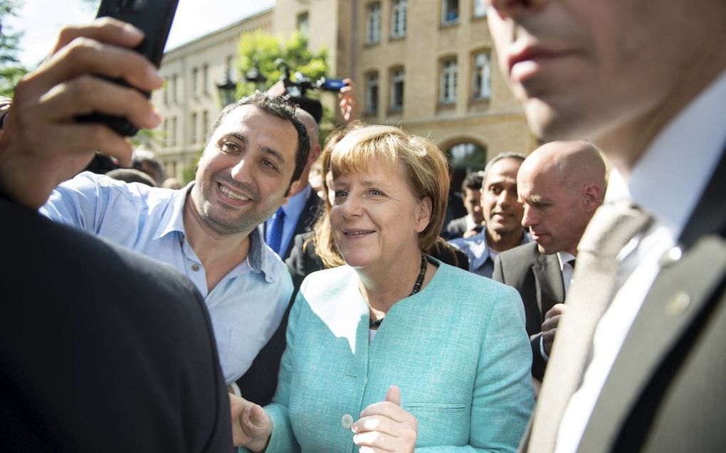 Merkel was in 2015 de held van de migranten. Werd zij gedreven door haar christelijke achtergrond?  beeld AFP, Bernd Jutrczenka