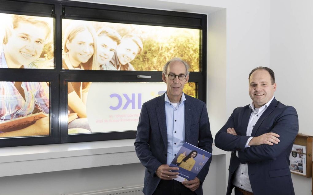 Bert Kalkman (l.) en Willem Kok werken samen met diverse jongerenorganisaties in het Interkerkelijk Kennis Centrum (IKC). beeld RD, Anton Dommerholt