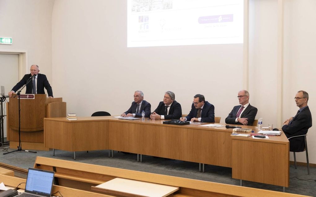 Paneldiscussie tijdens de conferentie over kerkelijke eenheid. Van links naar rechts: dr. C. T. de Groot, dr. W. A. Zondag, ds. J. G. Schenau, drs. P. J. Vergunst en dr. W. van Vlastuin. beeld RD, Anton Dommerholt