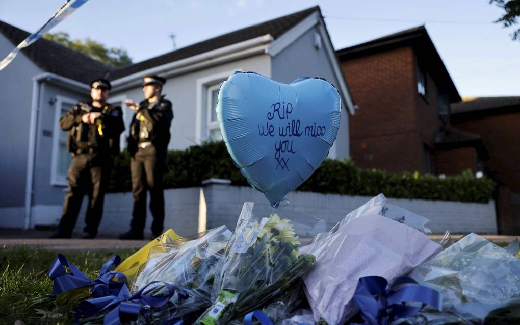 Bloemen op de plaats waar David Amess is doodgestoken. Volgens de Lagerhuisvoorzitter zal het incident zorgen „voor schokgolven door de parlementaire gemeenschap en het hele land.” beeld AFP, Tolga Akmen