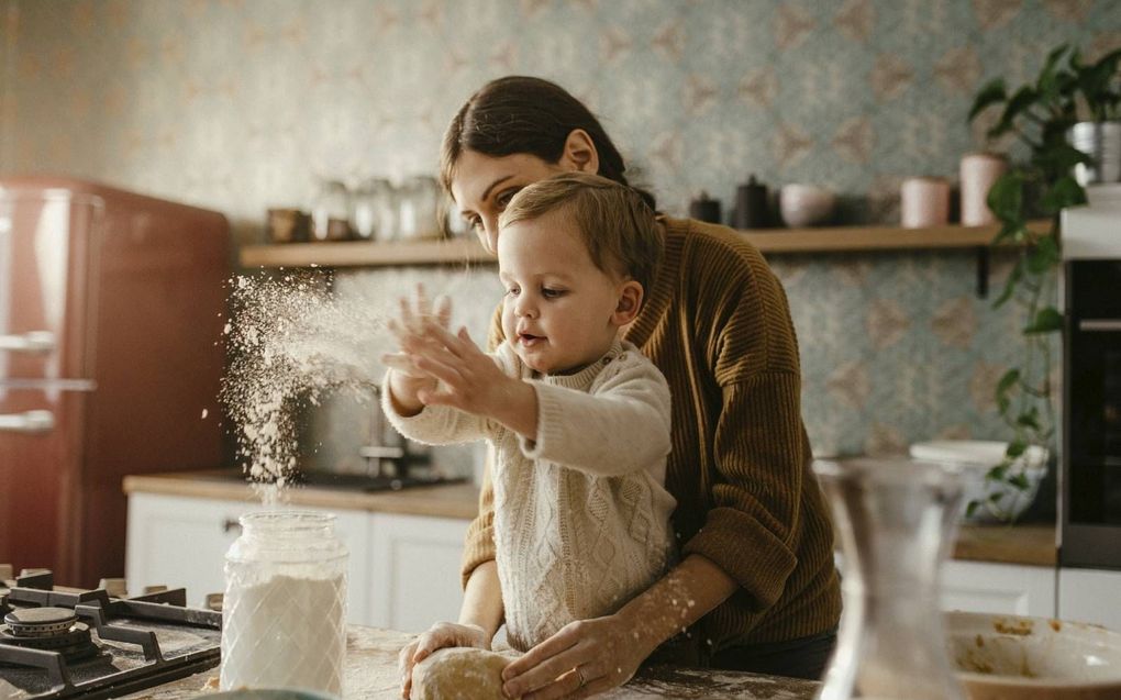 „Wanneer een kind erkenning, liefde en waardering ontvangt, ontdekt het: Ik besta, ik ben iemand. Ik word gezien en gewaardeerd, ik mag er zijn, ze houden van me.” beeld iStock