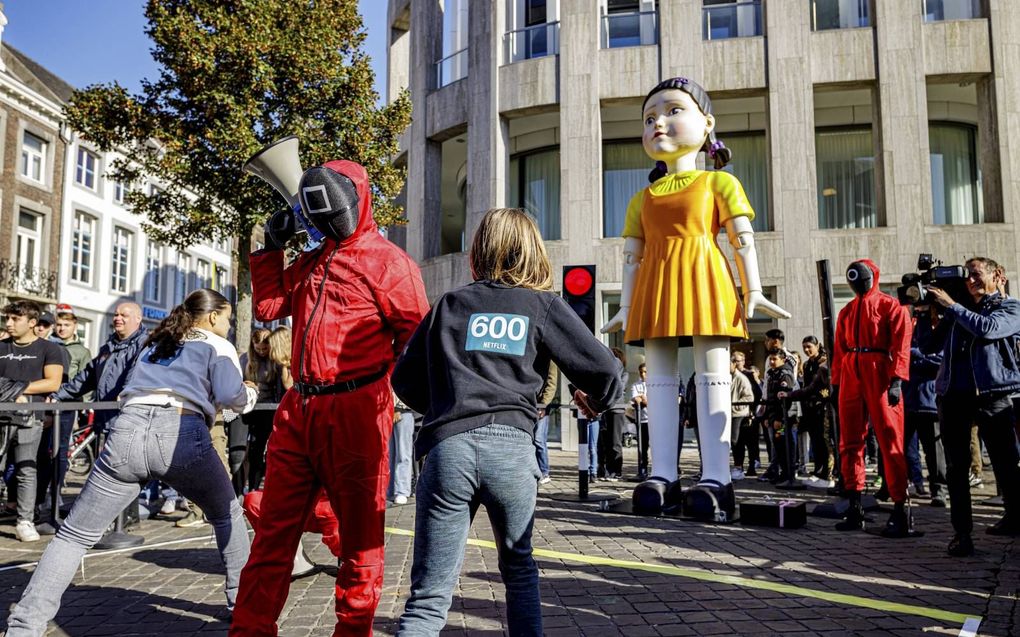 In Maastricht kwamen mensen massaal bij elkaar om het spel Annemaria Koekoek uit Squid Game na te spelen. Ook veel kinderen waren van de partij. beeld ANP, Jean-Pierre Geusens​