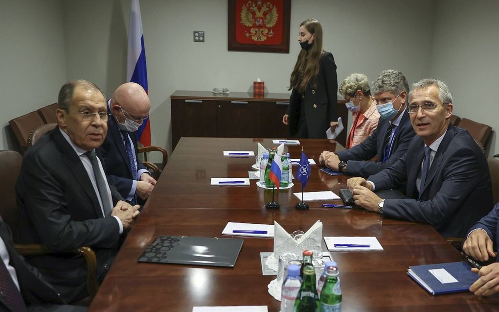 De Russische minister Sergei Lavrov (l.) in gesprek met NAVO-secretaris-generaal Jens Stoltenberg (r.), 22 september in New York. beeld EPA