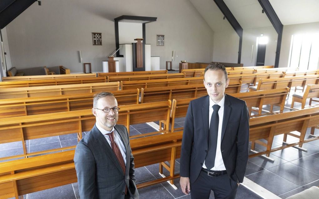 Ouderling Jaap Scheurwater (r.) en voorzitter van de bouwcommissie Teunis Speksnijder. beeld RD, Anton Dommerholt