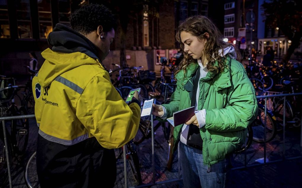 Een horecabezoeker in Utrecht toont haar QR-code in de CoronaCheck-app. De QR-code blijft geldig, ook al is iemand positief getest.  beeld ANP, Remko de Waal