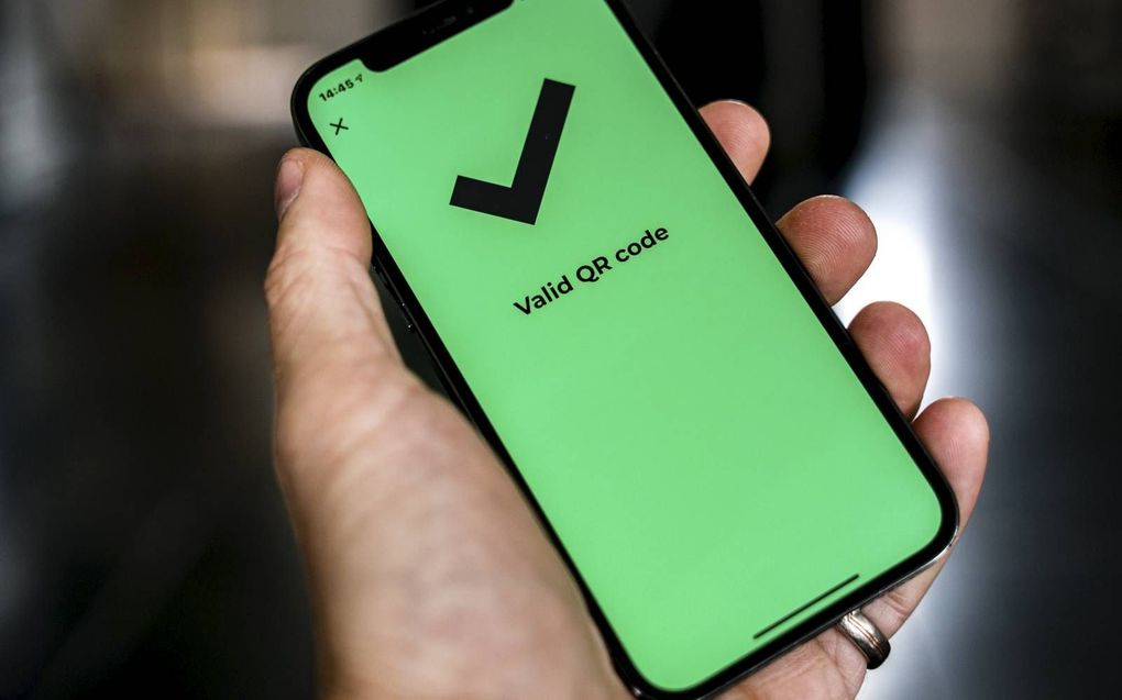Een telefoon met een groen vinkje in de CoronaCheck app. beeld ANP, Rob Engelaar