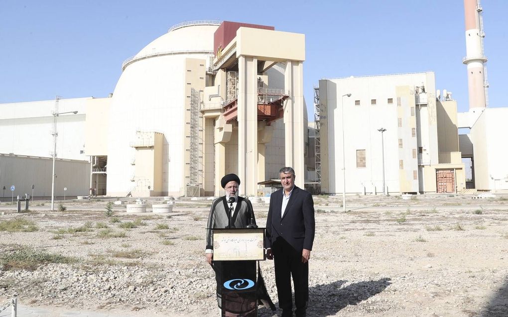 De Iraanse president Ebrahim Raisi (l.) verklaarde eerder deze maand tijdens een bezoek aan de Iraanse kernreactor in Bushehr dat Iran zijn nucleaire programma niet onder westerse druk zal opgeven. beeld EPA, kantoor president Iran