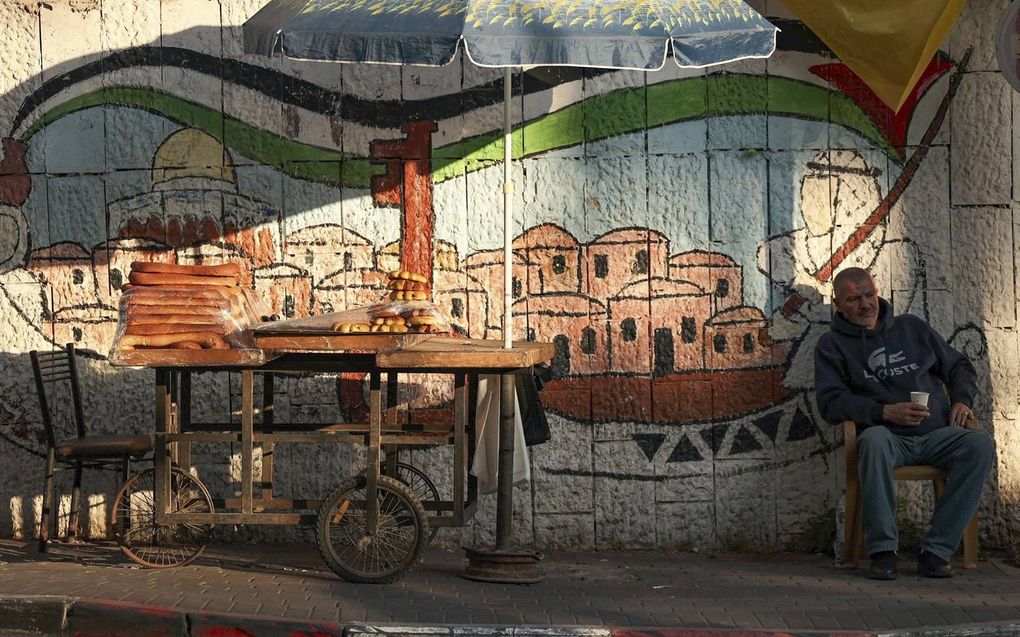 Een Palestijnse straatverkoper in Ramallah, op de Westelijke Jordaanoever. beeld AFP, Abbas Momani