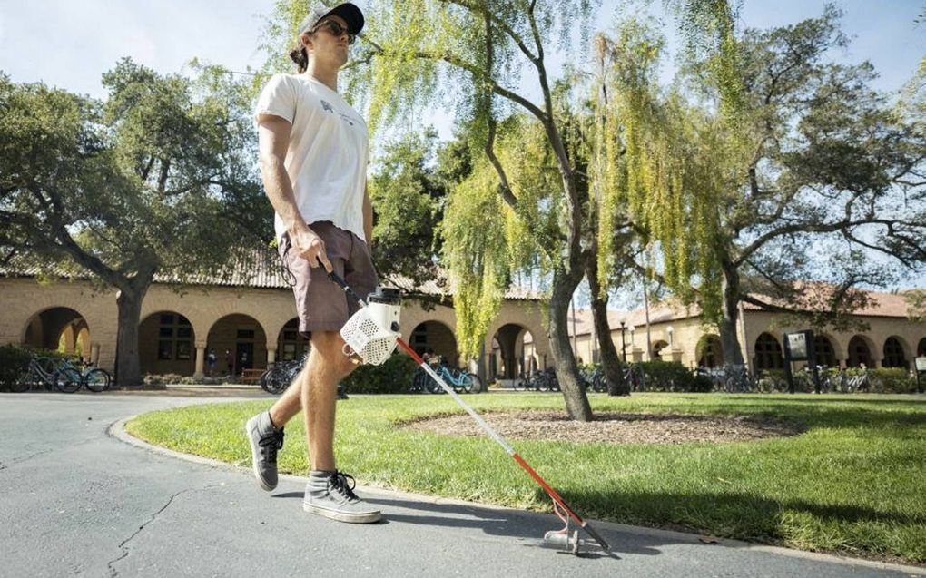 Stanford-promovendus Michael John Raitor test de Augmented Cane, de slimme blindengeleidestok die gebruik maakt van de techniek van autonome voertuigen. beeld Stanford University, Andrew Brodhead