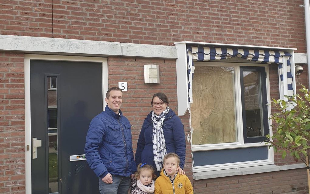 Familie Wesdorp voor hun beschadigde huis. Dakpannen vlogen door de ruiten. beeld familie Wesdorp