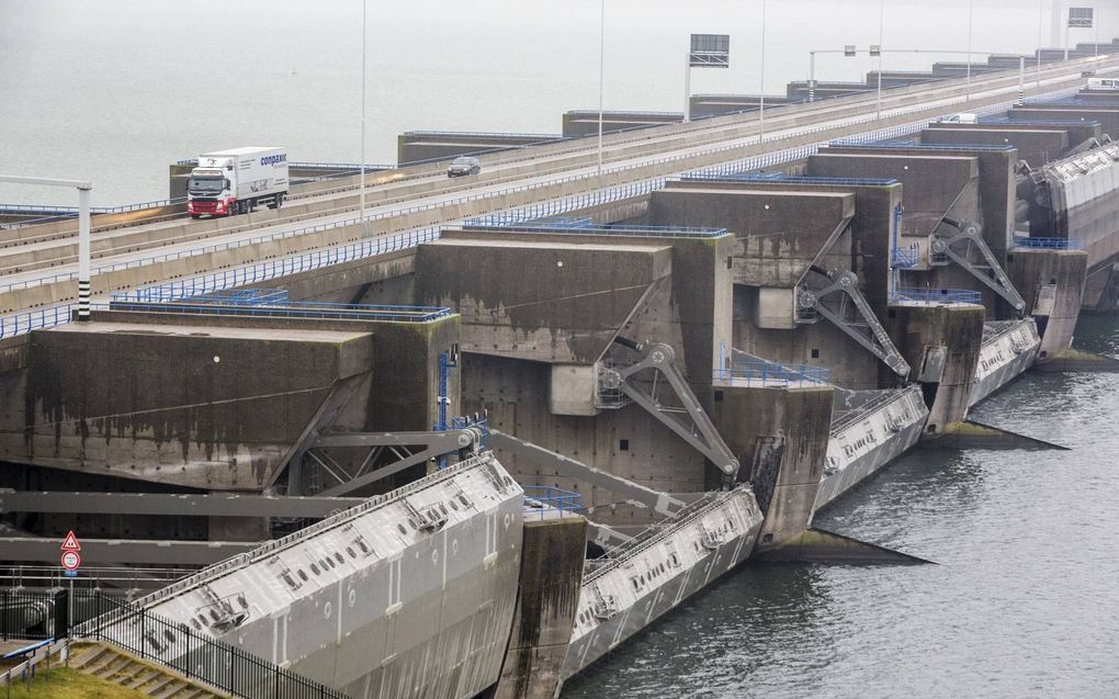 Over de tussen Voorne-Putten en Goeree-Overflakkee gelegen Haringvlietsluizen raast dagelijks veel verkeer. beeld ANP, Arie Kievit