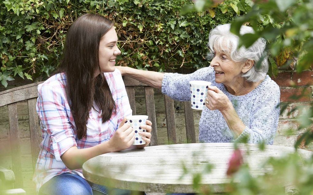 „En hoewel we gemiddeld dus ouder worden en allemaal oud willen worden, willen we niet oud zijn.” beeld iStock