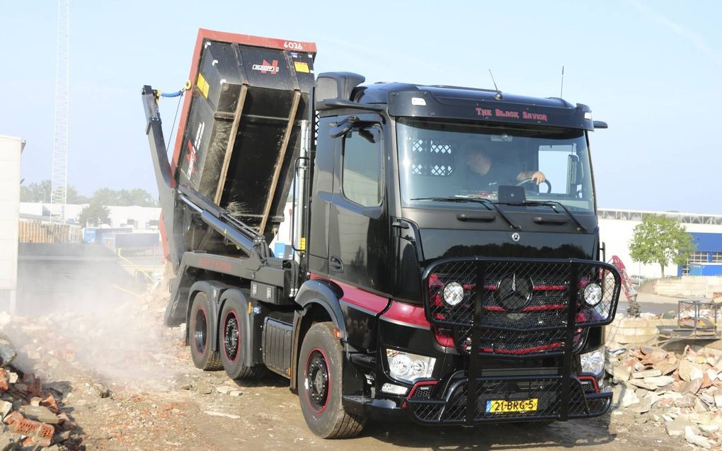 Wilco Kleinlangevelsloo stort een bak puin leeg bij een recyclebedrijf in Rijssen. beeld Sjaak van de Groep