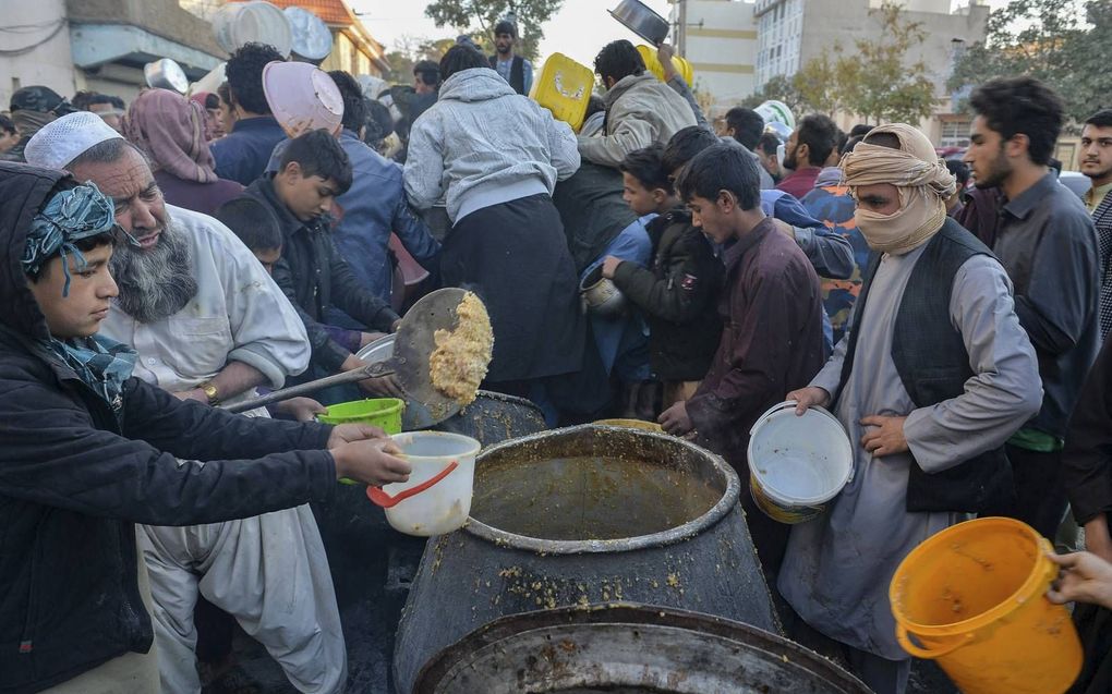 Voedseldistributie in de Afghaanse hoofdstad Kabul. beeld AFP, Hoshang Hashimi