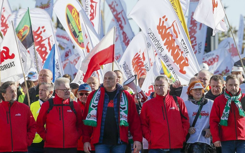 Poolse mijnwerkers protesteerden vorige week bij het Hof van Justitie van de Europese Unie in Luxemburg tegen de sluiting van een omstreden kolenmijn.  beeld EPA, Julien Warnand