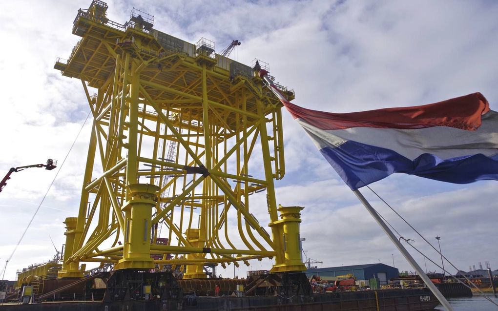 Aan de kade van bouwer Heerema ligt het onderstel voor het ‘stopcontact’ op de Noordzee klaar voor verscheping naar het windpark bij Egmond aan Zee. beeld Van Scheyen Fotografie