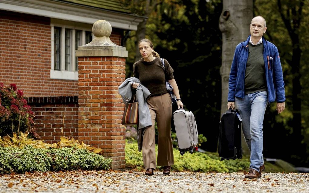 VVD, D66, CDA en ChristenUnie zijn weer uitgeweken naar landgoed De Zwaluwenberg (Hilversum) voor de voortzetting van de formatiegesprekken. Op de foto: de aankomst van de CU-onderhandelaars Schouten (l.) en Segers (r.). beeld ANP, Remko de Waal