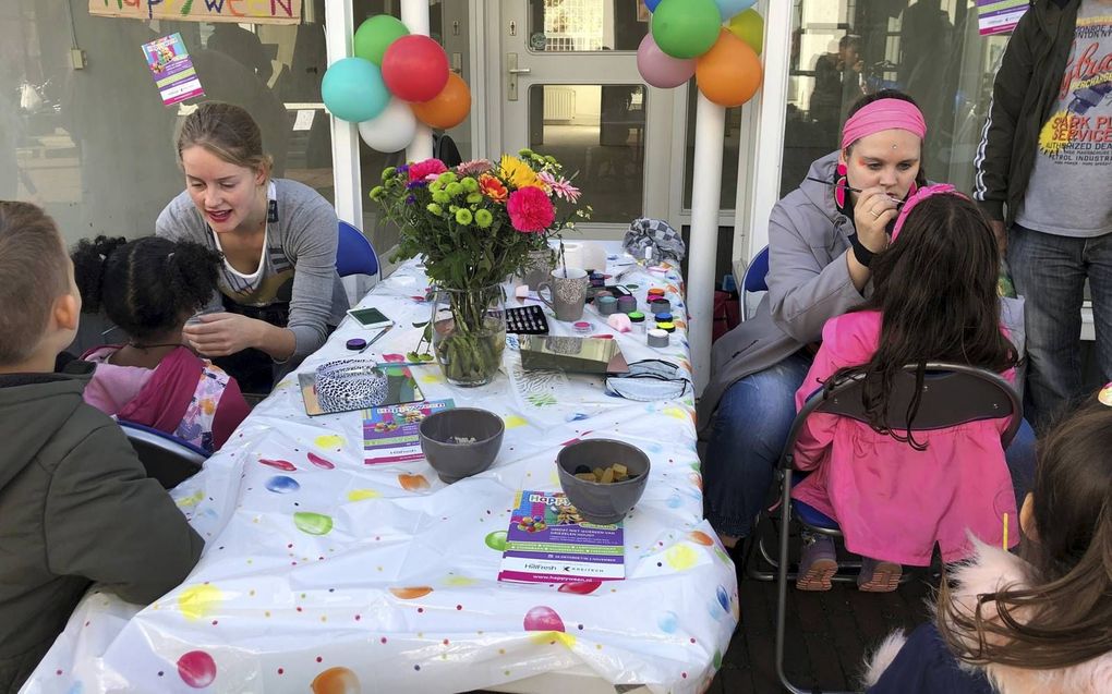 n Barendrecht wordt de hele week Happyween gevierd, een positief alternatief voor Halloween. Kinderen konden zich zaterdag laten schminken. beeld RD